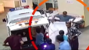 டாக்டர்களே அசந்துட்டாங்க! சாதாரண லுங்கி மூலம் இளம்பெண் உயிரை காப்பாற்றிய ஆம்புலன்ஸ் டிரைவர்! நாடே பாராட்டுது!