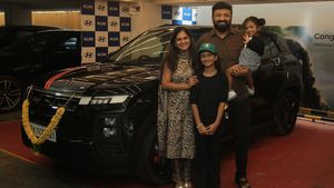 மனைவிக்கு பரிசுனு சொல்லிட்டு எப்படியிருந்தாலும் நீங்களும் பயன்படுத்த போறீங்க! கார் கொடுத்து ஐஸ் வைக்கும் கணவர்