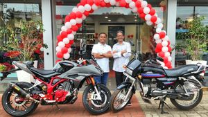 25 வருஷமா ஒரே பைக்கை பயன்படுத்தியதற்கு, அதிர்ஷ்டம் கூரையை பிச்சிக்கிட்டு கொட்டிடுச்சு! 