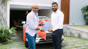 வாங்கும் கார் கூட சீனா கம்பெனி தானா? 56 வயதை தொட்ட கிரிக்கெட் வீரரின் வீட்டிற்கே கொண்டுவந்து விடப்பட்ட கார்!!