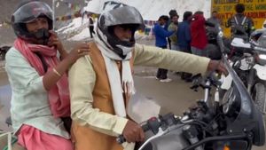 இதைதான் இத்தன வருஷமா கஷ்டமான பைக் பயணம்னு சொன்னீர்களா... சல்லி சல்லியா உடைத்த வயதான தம்பதி!!