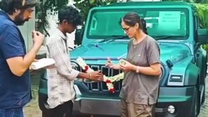 நடிகை சிம்ரனுக்கு தோளுக்கு மேல் வளர்ந்த இத்தனை மகன்களா! புதுசா வாங்கிய கார் உடன் பூஜை போட்டாச்சு!!