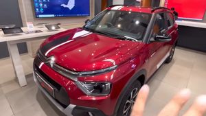 ஷோரூமுக்கு வரும் எல்லாரும் இந்த காரை ஒரு நிமிஷம் நின்னு பார்த்துட்டு போறாங்க! ரூ.6.23 லட்சம் தான் விலையாம்!!