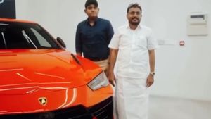 வெள்ளை வேஷ்டி, சட்டையில் ஷோரூமுக்குள் நுழைந்ததும் எல்லாரும் பதறிட்டாங்க! குடும்பத்துடன் வந்தவர் வாங்கிய கார்..