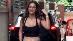 அந்த பிரபல நடிகையின் தங்கை தானே இவர்? முகம் மட்டுமில்ல, யூஸ் பண்ணுற பென்ஸ் காரும் ஒரே மாதிரி இருக்கு!!