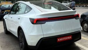 ரோட்டில் சென்ற ஒருத்தருக்கும் இது என்ன கார்னு தெரியல! ஓஹோ... இதுதான் விஷயமா!!