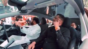 மாநில துணை முதலமைச்சர் என்பதையே கொஞ்ச நேரத்துக்கு மறந்துட்டார்! டெஸ்லா காரை ஓட்டி பார்க்கும் ஆசை யாரை விட்டதோ!