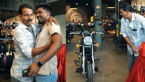 14 வருஷத்துக்கு முன் சொன்னதை இன்னுமா மறக்கல? பைக் ஷோரூமுக்கு அழைத்து சென்று இப்படி பண்ணுவாருனு எதிர்பார்க்கல!