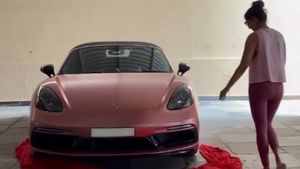 கல்யாணத்துக்கு அப்புறம் தான் நடிகைக்கு எல்லாமே கை கூடுது! இந்தியாவில் இல்லாத போர்ஷே காரை வாங்கி கொடுத்தது அவரா