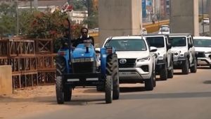 விவசாயினு சொல்ல ஒவ்வொருத்தரும் பெருமைப்படனும்! சாதாரணமாக டிராக்டரில் வந்து இறங்கியவர் இவ்வளவு பெரிய ஆளா?