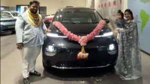 இவங்கிட்ட இருக்கும் வசதிக்கு இதைவிட பெரிய காரையே வாங்கி இருக்கலாமே! இந்த எலக்ட்ரிக் காரை வாங்காத ஆளே இல்ல!