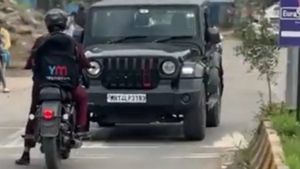 ராங் சைடில் ஏறி வந்த கார் டிரைவருக்கு ஸ்பாட்டிலேயே பாடம் புகட்டிய பெண்! இதை மனுஷன் ஆயுசுக்கும் மறக்க மாட்டாரு!