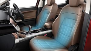 கார் சீட்ல இந்த விஷயத்தை கவனிச்சிருக்கீங்களா? யாருக்குமே தெரியாம இந்த 2 விஷயம் மறைஞ்சு இருக்கும்