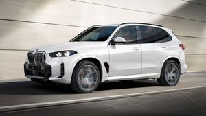 ரூ1 கோடிப்பே! இவ்வளவு காசுக்கு இந்த கார்ல என்னதாங்க இருக்குது? 