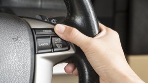 ரூ.10 லட்சத்திற்குள் இந்த வசதி இல்லாம கார் வாங்காதீங்க! நிறைய பேருக்கு இது தெரிய மாட்டிங்குது!