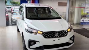 26 கி.மீ மைலேஜ், 7 பேர் வரை போகலாம்! இந்த காரை பார்க்கவே ஷோரூம்ல கூட்டம் குவியப்போகுது!