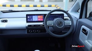 விலை 5 லட்ச ரூபா கூட இல்ல! இவ்ளோ கம்மியான விலையில் எலெக்ட்ரிக் காரா! பைக் வாங்கறதுக்கு பதில் இதை வாங்கலாம்!