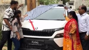 பெற்றால் இப்படியொரு பிள்ளையை பெறணும்! லோயர் மிடில்-கிளாஸ் குடும்பத்தின் முதல் கார்!