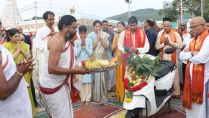 இதுக்கு அப்புறம் ஸ்கூட்டர் பிஸ்னஸ் ஓஹோனு போகும்! பெட்ரோல் போட தேவையில்ல, மொத்தமும் எலக்ட்ரிக்!