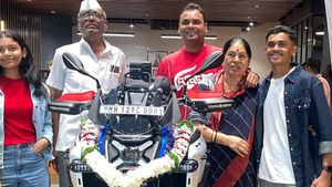 மொத்த சொத்தையும் விற்றால்தான் இந்த பைக்கை வாங்க முடியும் போல! இதுல ஃபேன்சி நம்பர் பிளேட் வேற!