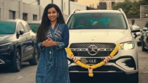 நடிச்சது 4 படமா இருந்தாலும், பென்ஸ் காருக்கு ஓனர்! இளம் பாடகி தனது வாழ்வில் வாங்கிய முதல் கார்!