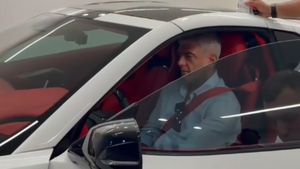 அஜித் வாங்காத கார் எதுதான் மார்க்கெட்டில் இருக்கு! துபாயில் ஷோரூம் ஷோரூமா ஏறி இறங்குறாரு!