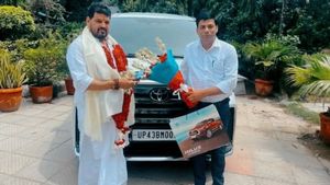 எங்கேயோ பார்த்த மாதிரி இருக்குல, இன்னுமா அடையாளம் தெரியல? வாங்கிய கார்களை நிறுத்தவே பெரிய இடம் தேவை!