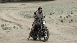 48 வயதிலும் மனுஷன் என்னா ஸ்டைலா இருக்காரு... நடிகரா இருந்தாலும் பைக்கை வாடகை எடுத்து பயன்படுத்தும் நிலைமை!