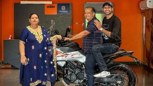 பைக்கில் நாடு நாடா சுற்றியவர் வாழ்க்கை மொத்தமா மாறி போச்சு! பெற்றோருடன் கேடிஎம் ஷோரூமில்...