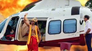 தனியார் கல்லூரி மீது வட்டமிட்ட ஹெலிகாப்டர்... உள்ளே இருந்து இறங்கி வந்தவரை பார்த்து மிரண்டு போன மாணவர்கள்!