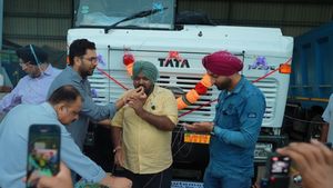 லாரி டிரைவராக ஆரம்பித்த வாழ்க்கை... இந்த நாளுக்காக எத்தனை கஷ்டங்களை பொறுத்துக்கிட்டு இருந்திருப்பாரு!!