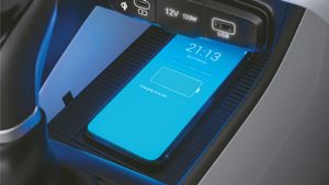 மொபைல் போனை சார்ஜ் செய்ய காரில் இந்த வசதி இல்லாமல் இருந்தால் எப்படி? ரூ.10 லட்சத்திற்குள் கிடைப்பதுதான் ஹைலைட்