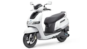 இன்னும் 2 நாள்தான்! நம்ப முடியாத குறைவான விலையில் களமிறங்கும் டிவிஎஸ் எலெக்ட்ரிக் ஸ்கூட்டர்! கலக்கத்தில் பஜாஜ்