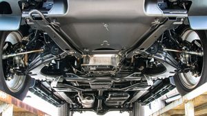 பள்ளம், மேடுகளை லெஃப்ட் ஹேண்டில் கையாளலாம்! 10 லட்ச ரூபாய் கார்களில் கூட இந்த சஸ்பென்ஷன் கிடைக்குதா?