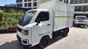 ஒரே வருசத்துல ரூ1.25 லட்சம் டீசல் செலவு மிச்சமாகும்! 1000 கிலோவை ஏற்றி செல்லும் எலெக்ட்ரிக் ஆட்டோ வந்தாச்சு!