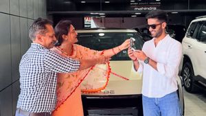 25 வயசு பையனுக்கு இவ்ளோ காஸ்ட்லியான காரா! சந்தோஷத்தில் திக்கு முக்காட வைத்த பெற்றோர்!