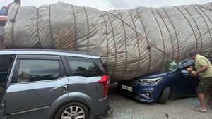 லாரியே விழுந்தும் ஒன்னும் ஆகல! மாருதி காரில் சென்றவர்களை கடவுள் மாதிரி வந்து காப்பாற்றிய மஹிந்திரா கார்!