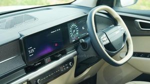 எந்த பிராண்ட் காராக இருந்தாலும் சரி டிரைவருக்கு இந்த டிஸ்பிளே அவசியம்! 10 லட்ச ரூபாய் காரிலும் கிடைக்குது!