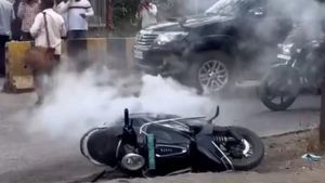 இதுல ஓலாவை கிண்டல் வேற பண்றாங்க... 1 வருடத்தில் வேலையை காட்டிய பஜாஜ் எலக்ட்ரிக் ஸ்கூட்டர்! தடுக்க என்ன பண்றது?