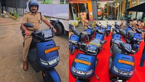 சர்க்கரை பொங்கலுக்கு வடகறி காமினேஷன் மாதிரில இருக்கு! போலீசாருக்கு எலக்ட்ரிக் ஸ்கூட்டரா?