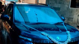 விஜய்க்கு கார் பரிசளித்த கன்னட நடிகர்! தமிழ்நாடு கைவிட்டாலும் மனுஷன் கர்நாடகால பொழச்சுக்குவாரு!