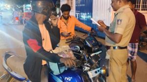 முக்குக்கு முக்கு நிக்கறாங்க! 1,200 டூவீலர்களை கொத்தா தூக்கிய போலீஸ்! காரணத்த கேட்டதும் தூக்கி வாரி போட்றுச்சு