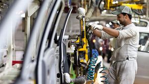 ஞாயிறு கூட லீவு கிடையாது! வாரத்தில் 7 நாளும் காரை தயாரிக்க மாருதி திட்டம்! 