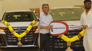 மாட்டு வண்டியில் வந்து ரூ 1.5 கோடிகாரை டெலிவரி எடுத்தது இவரா? ஆச்சரியமா இருக்குதே! 