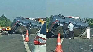 டெலிவரிக்கு முன்பே தலைகுப்புற கவிழ்ந்த கார்!  வைரலாகும் வீடியோ! 