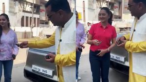 51 ஊழியர்களுக்கு சொகுசு கார் பரிசு! கெத்து காட்டிய மருந்து கம்பெனி அதிபர்! 