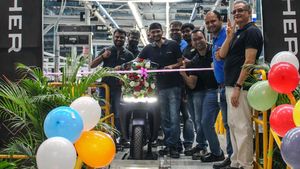 ஓசூரில் ஃபேக்ட்ரி அமைத்த ராசி... கொண்டாடுவதற்கு கூட பெருசா நேரம் இல்லமா ஃபேக்ட்ரி ரன் ஆகுது!