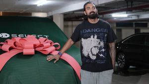 இவரும் வாங்கிட்டாரா... இந்த சொகுசு எலெக்ட்ரிக் காரை எல்லாரும் வரிசையா வாங்கிட்டு வராங்க!