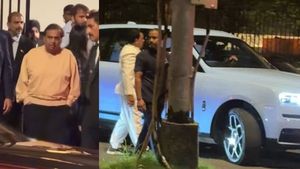 5-ஸ்டார் ஓட்டல் பகுதியை அதிர விட்ட முகேஷ் அம்பானி குடும்பம்! வந்து நின்ற கார்கள் ஒவ்வொன்றும் பல கோடி ரூபாய்!