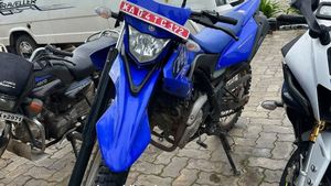 ஸ்பிளெண்டர் பைக்குக்கு அருகில் மிகவும் விசித்திரமா இருக்கு! பெங்களூருவில் தென்பட்ட யமஹா பைக்!